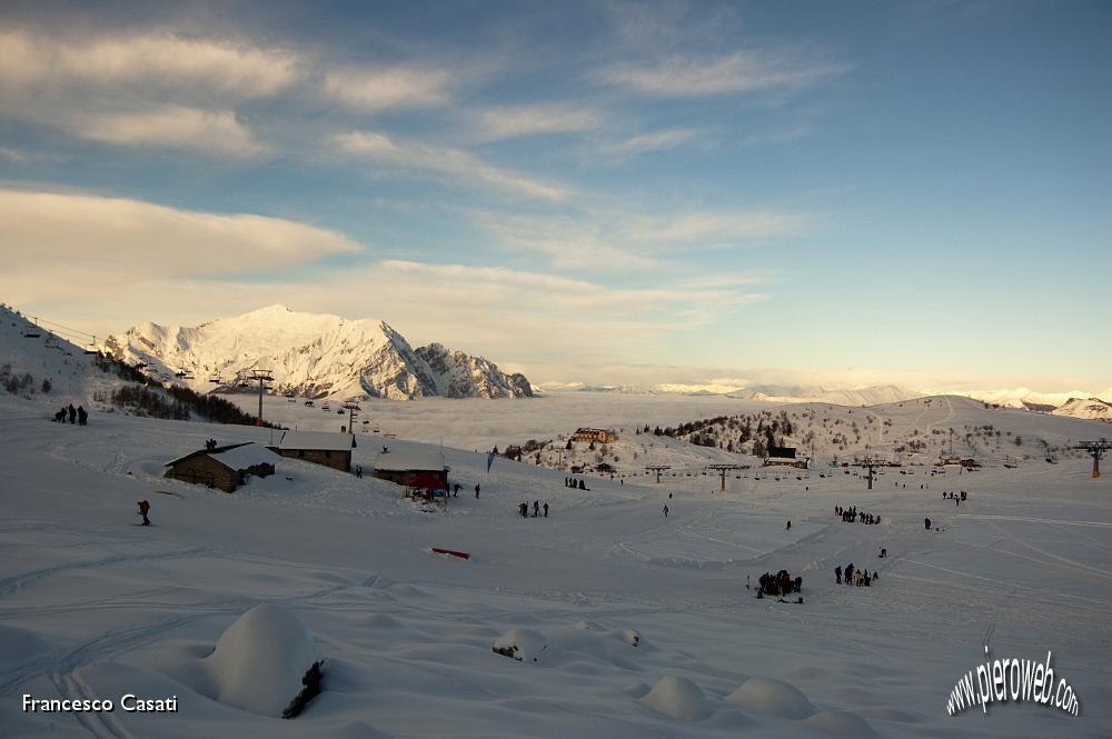 002 Le piste da sci e dietro le Grigne.jpg